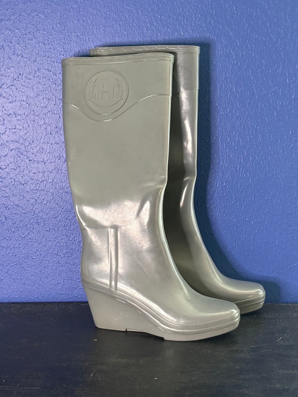 Hunter Wedge Rain Boots — Size 8 — Sleek, Modern, and Weather‑Ready